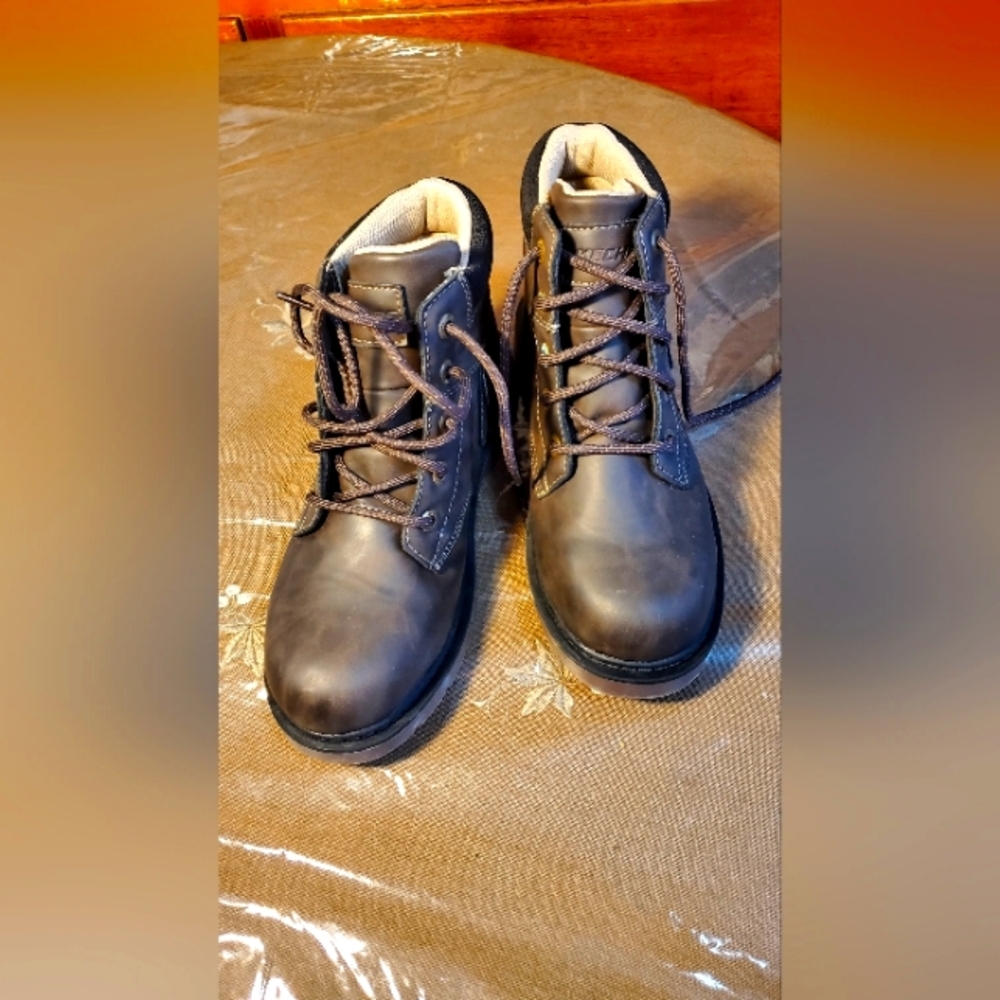 Black Leather Ankle Boots with Sturdy SoleSketchers Scetch-Tex chocolate brown